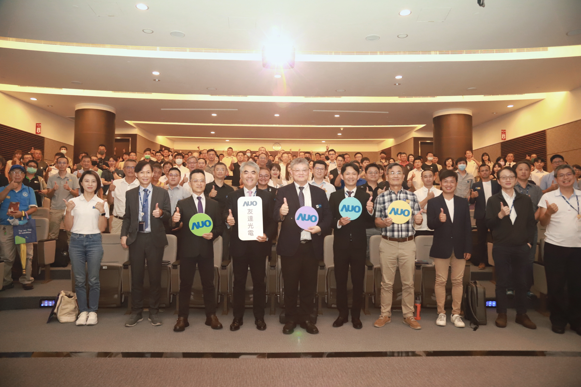 友達光電邀請領域專家共研再生能源發展、電力需求及建築物減碳等議題進行交流，盼共擘綠色永續生態圈的嶄新契機