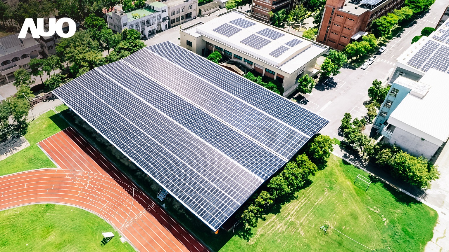 友達SunSteel光電整合型浪板具備快速安裝、輕量化優勢，可提升15%發電效能，通過國際IEC與國內VPC認證安全、防漏、耐候標準