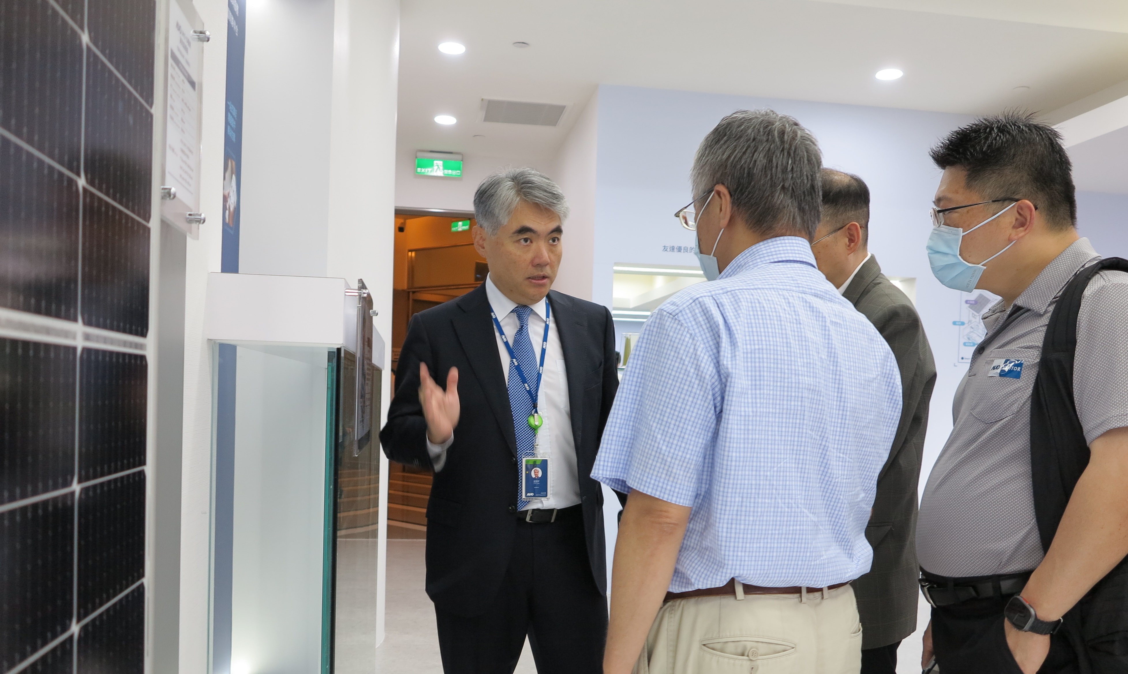 友達光電能源事業群總經理林恬宇分享友達落實太陽能建築一體化目標，協助企業邁向能源轉型的高效能低碳解方。