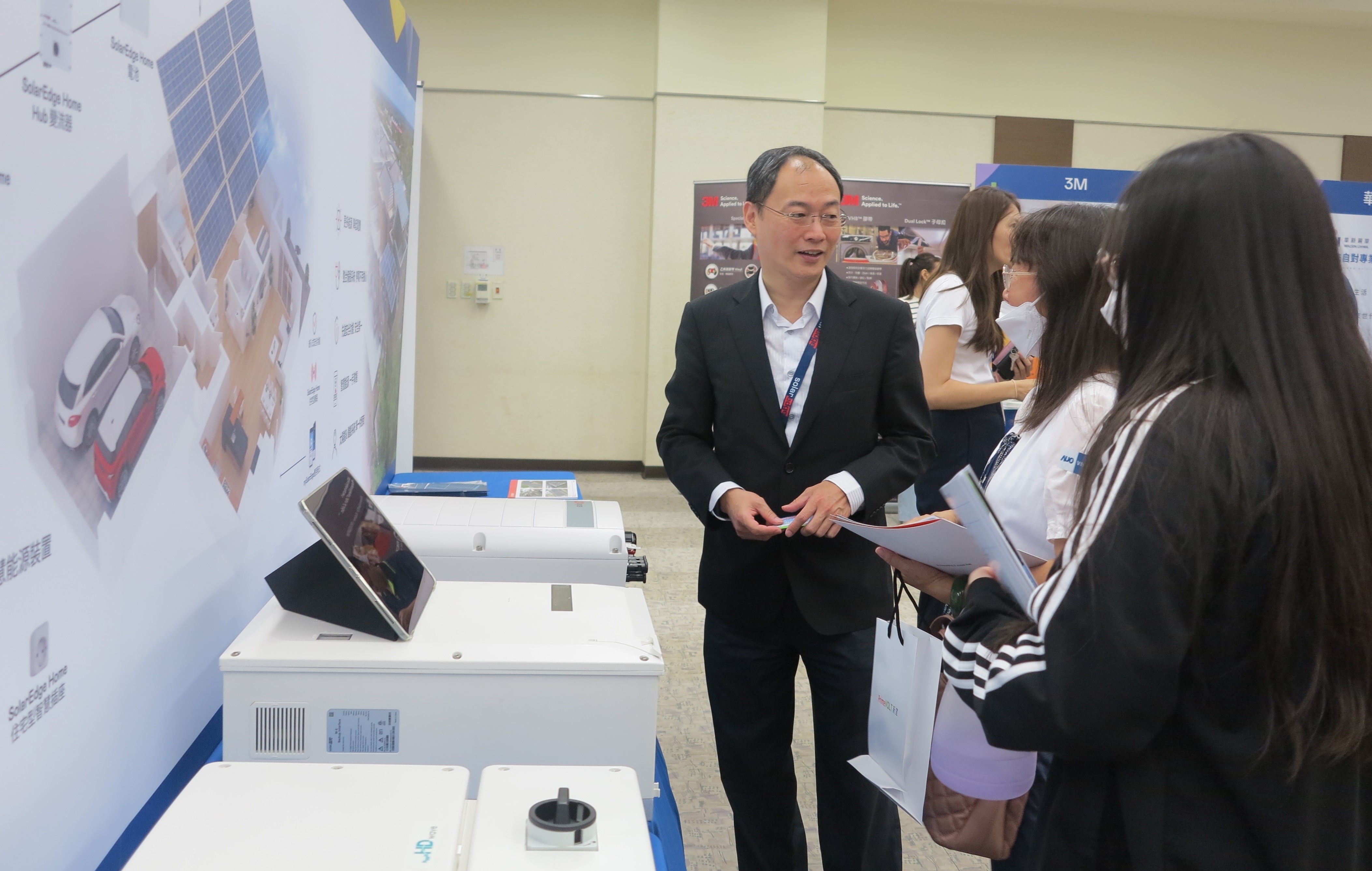 透過研討會產學界緊密交流與分享，提升參與人員借鏡及加深低碳概念，提升綠色能源產業之韌性。